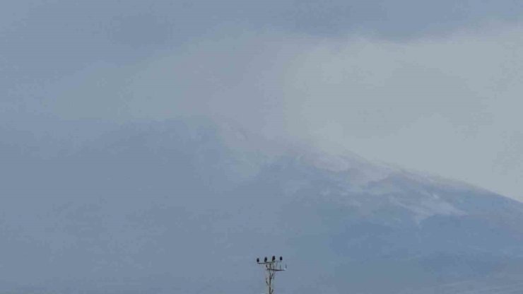 Adilcevaz’ın yüksek kesimleri beyaza büründü