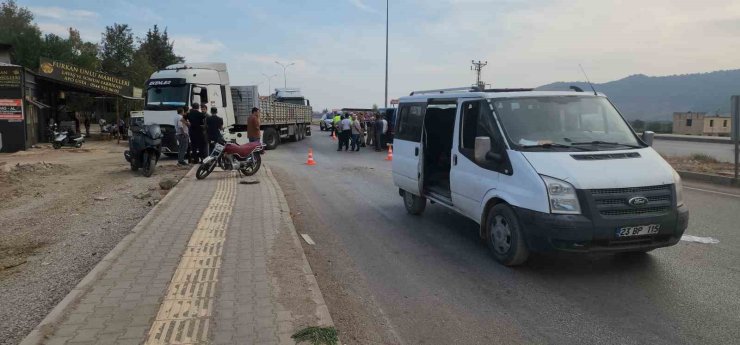 Hassa’da minibüsle çarpışan motosikletin sürücüsü yaralandı