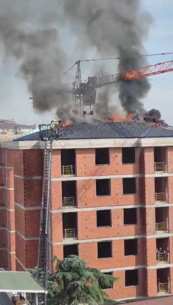 Pendik’te inşaat halindeki bir binanın çatısındaki yangını bir vatandaş hortumla söndürmeye çalıştı