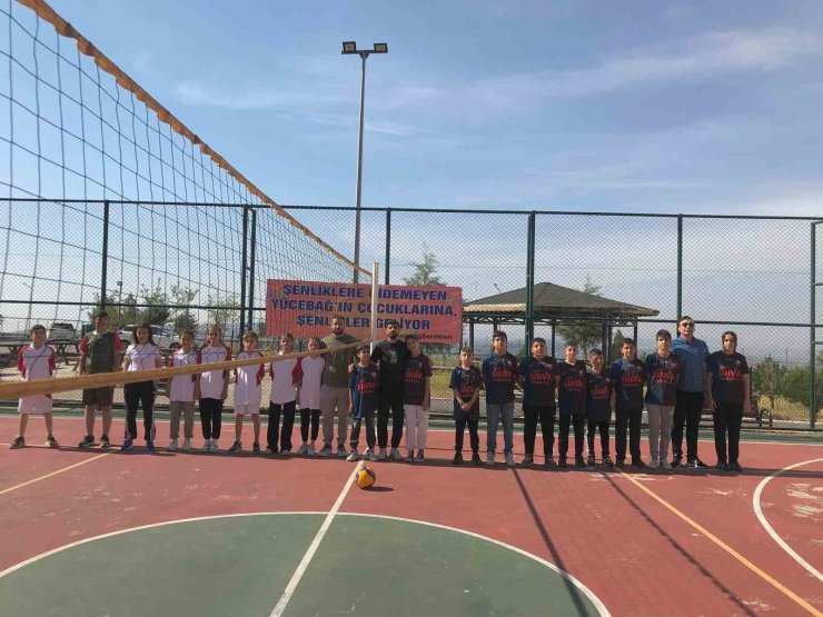 Batman’da voleybol turnuvasında kızlar ve erkekler aynı takımda oynadı