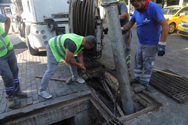 Belediyeden kanal açma ve temizlik çalışmaları