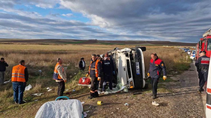 Çorum’da tır ile işçi servisi çarpıştı: 1 ölü, 14 yaralı