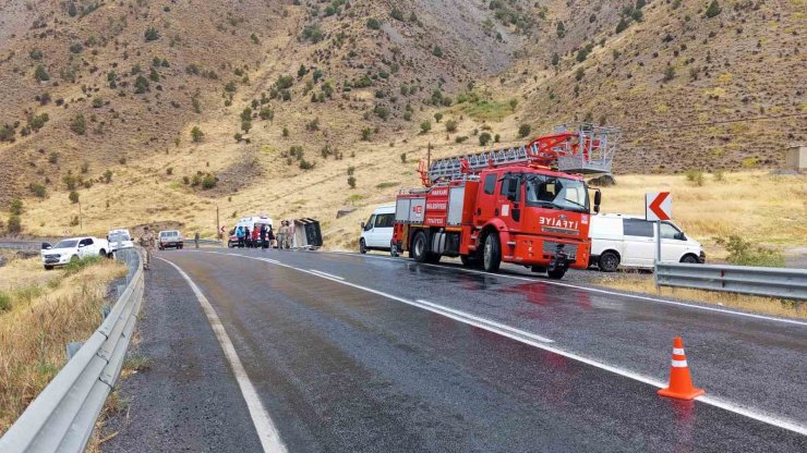 Hakkari’de kamyonet devrildi: 1 yaralı