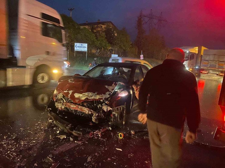 Sakarya’da otomobil ile servis midibüsü çarpıştı: 4 yaralı