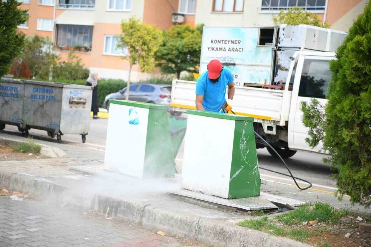 Çöp konteynerleri yıkanarak kötü konunun önüne geçiliyor