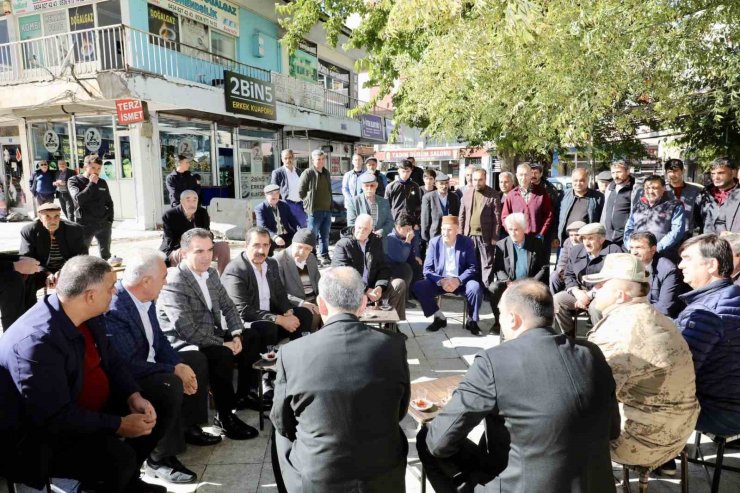 Bitlis Valisi Karakaya, Tatvan’da esnaf ve vatandaşlarla bir araya geldi