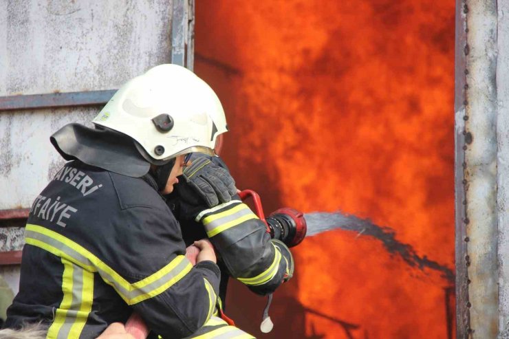 Büyükşehir İtfaiyesi’nden 1 ayda toplam bin 150 olaya müdahale