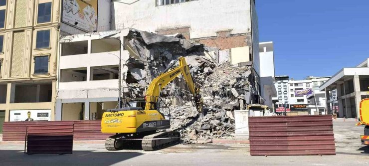 Yıkım esnasında başına moloz isabet eden işçi yaralandı