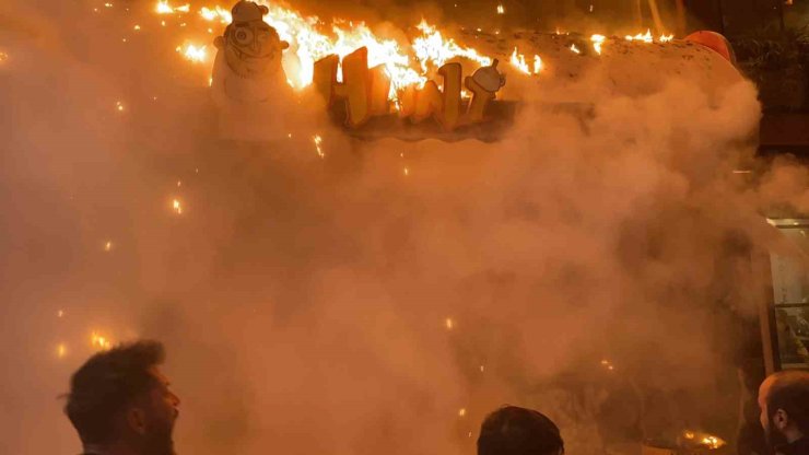 Isparta’da korkutan yangın: 5 katlı eğlence merkezi alev alev yandı