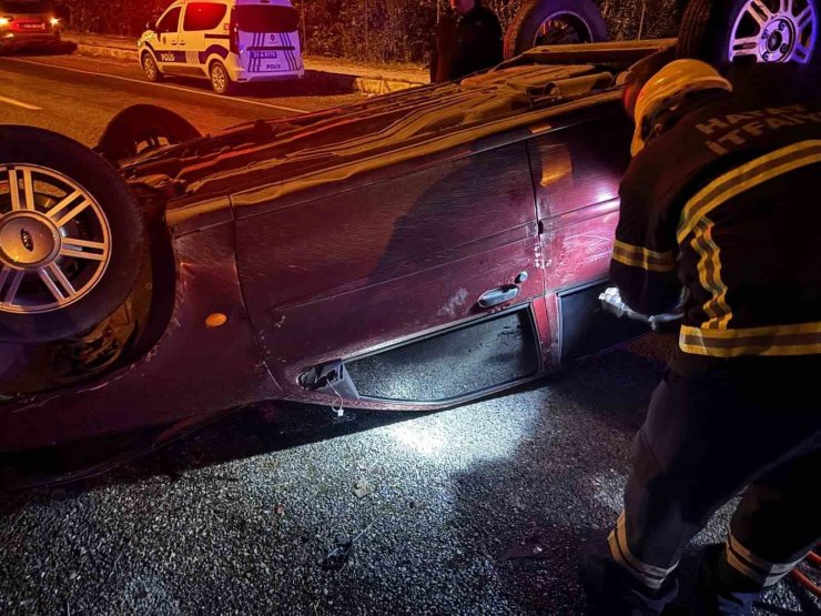 Ters dönen otomobilin sürücüsü yaralandı