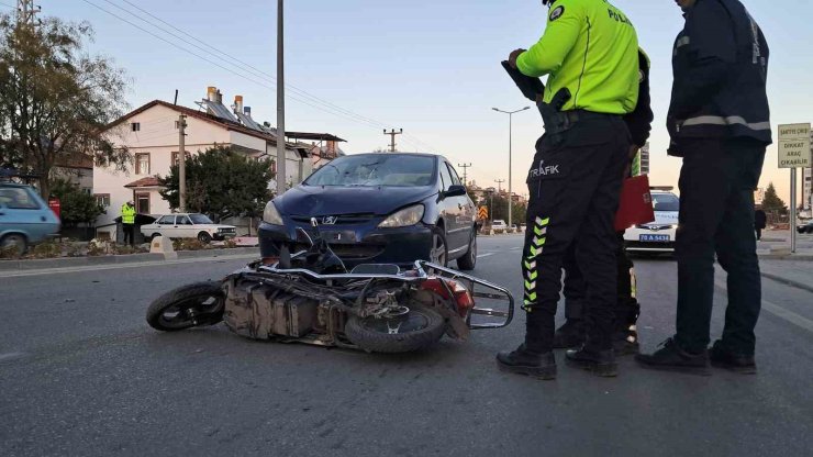 Otomobille çarpışan elektrikli bisiklet sürücüsü gencin ayağı kırıldı