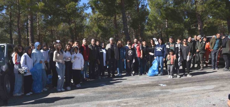 Mersin’de öğrencilerden orman temizliği