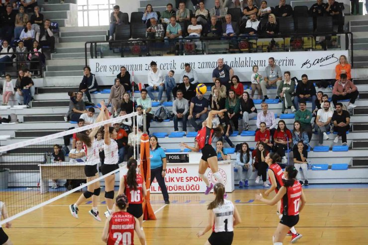 Turgutlu Belediyespor Voleybol Takımı doludizgin ilerliyor