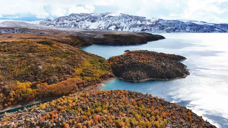 Nemrut Kalderası’nın bir yanı sonbahar bir yanı kış