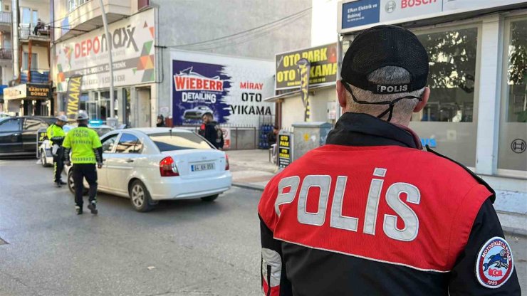 Uşak polisi asayiş uygulamalarını aralıksız sürdürüyor