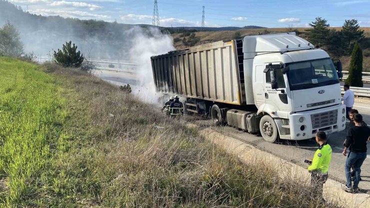 Lastikleri alevlere teslim olan dorseyi küle dönmekten itfaiye kurtardı