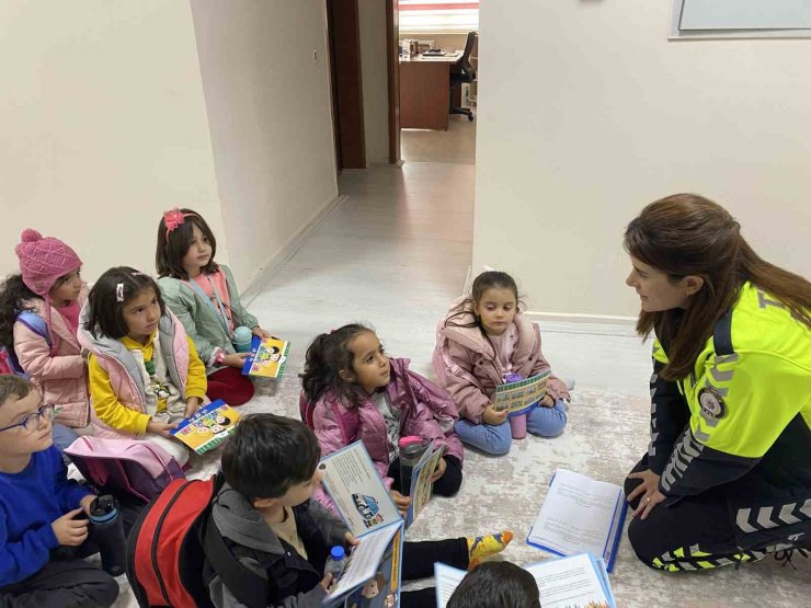 Polisten çocuklara trafik eğitimi