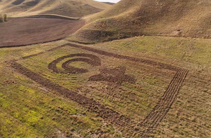 Amasyalı çiftçi tarlasına traktörüyle Türk bayrağı çizdi