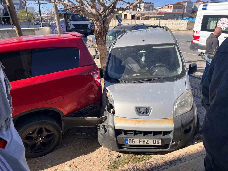 Önce seyir halindeki araca, sonra park halindeki araca çarptı