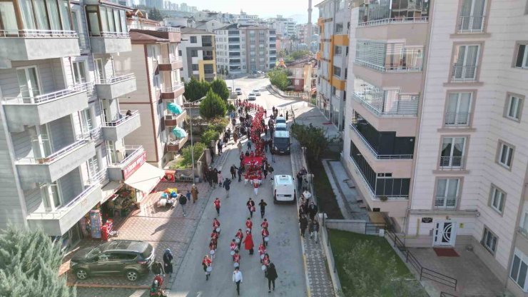 Tokat’ta miniklerden Cumhuriyet korteji