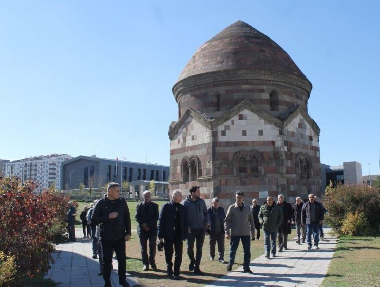 Bayburtlu emeklilere komşu il Erzurum’un tarihi mekanları gezdirildi