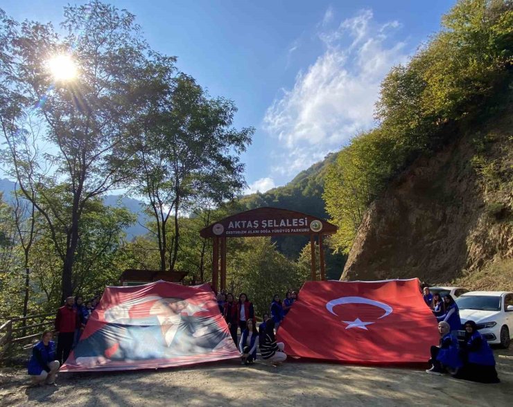 Doğa yürüyüşü ile Aktaş Şelalesi’ni keşfettiler