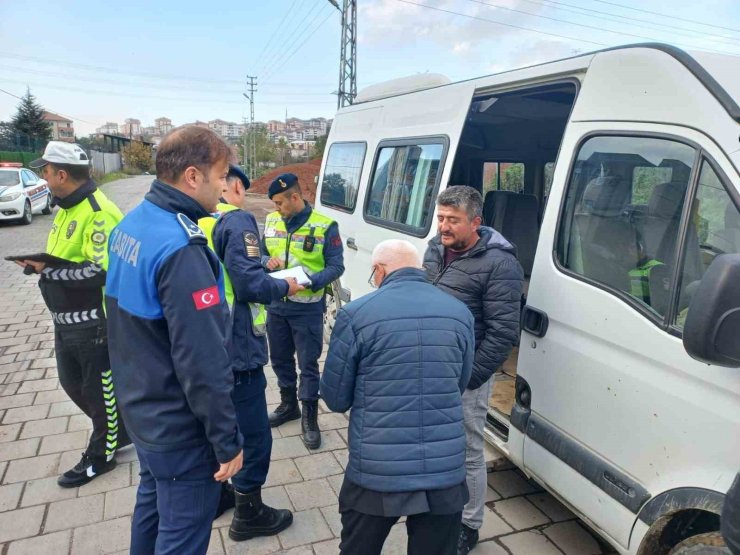 Alaplı’da öğrenci servislerine denetimler aralıksız sürüyor