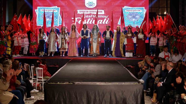 Edirne’de Rumeli kıyafetlerinden oluşan defile ilgi gördü