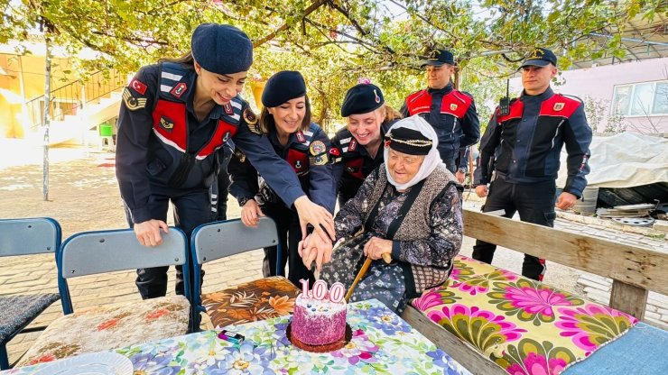 Aydın jandarmasından asırlık çınara doğum günü sürprizi