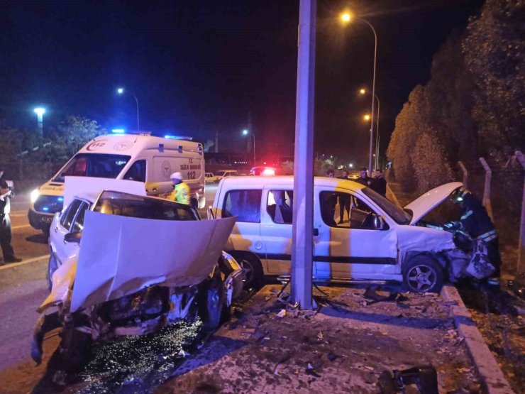 Konya’da hafif ticari araç ile otomobil çarpıştı: 2 yaralı