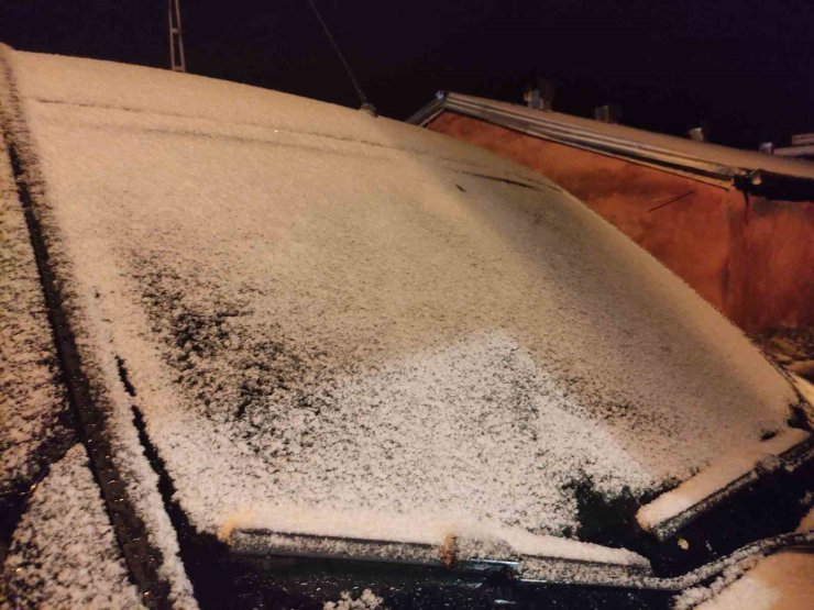 Ardahan’da gece saatlerinde kar yağışı ve tipi etkili oldu