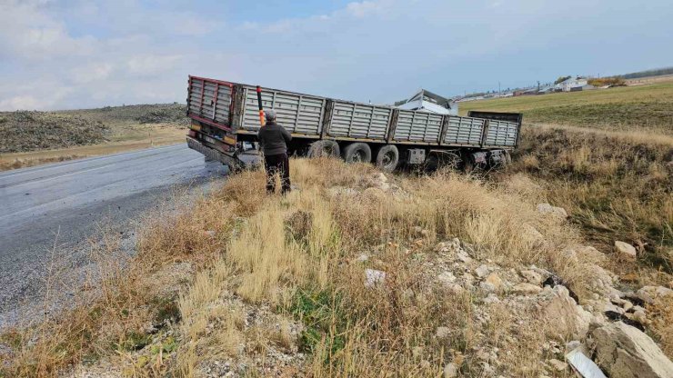 Direksiyon hakimiyeti kaybedilen tır yoldan çıktı