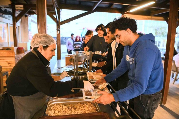 Kuşadası’nda üniversitelilerin yüzünü güldüren hizmet başladı