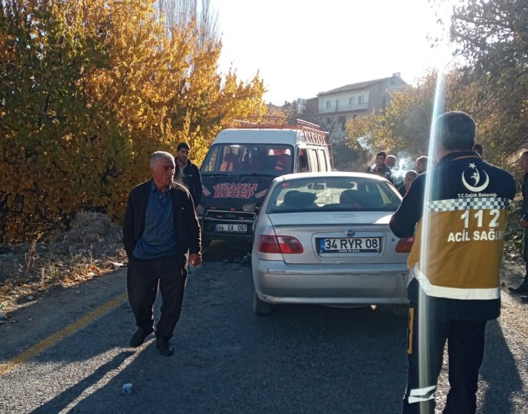 Darende’de minibüs ile otomobilin karıştığı kazada 2 kişi yaralandı