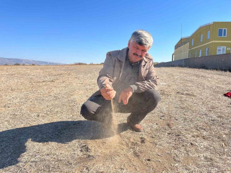 Eskişehir’de çiftçiler kuru toprağı ekip, yağmur için dua ediyor