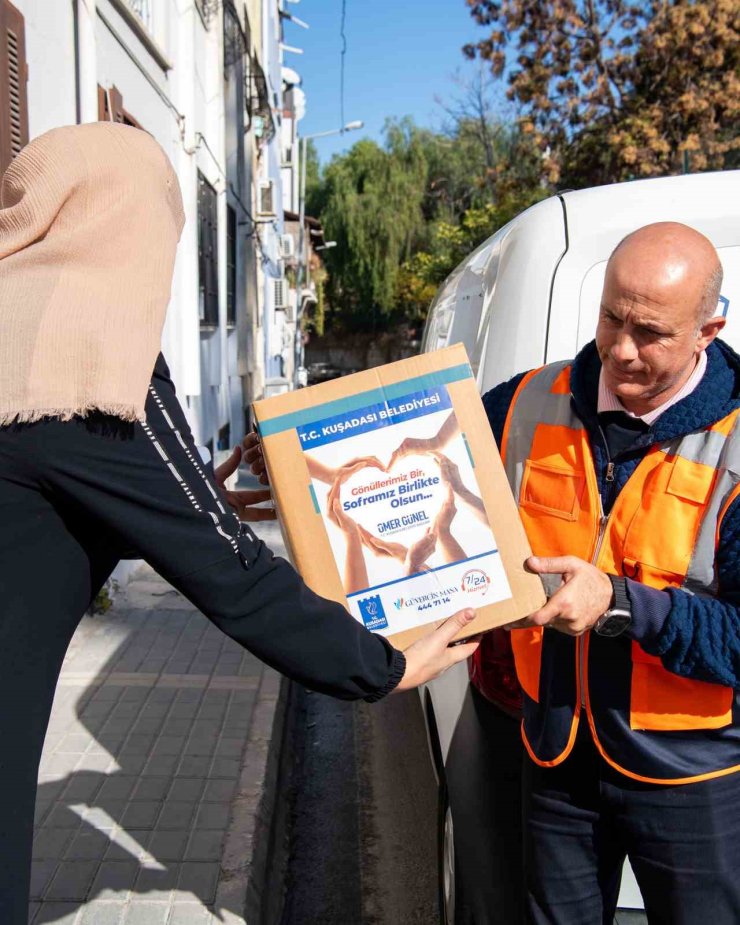 Kuşadası Belediyesi’nden ihtiyaç sahiplerine 10 ayda 3 bin 500 gıda kolisi desteği