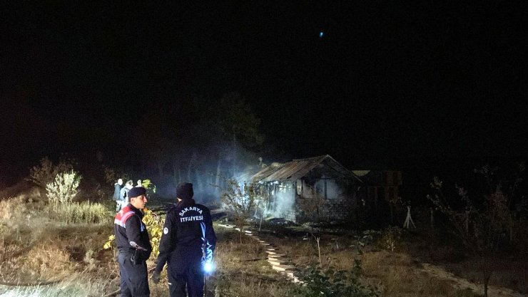 Sakarya’da yayla evi alevlere teslim oldu