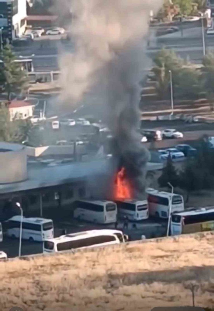 Diyarbakır Otogarı’nda park halindeki otobüs alevlere teslim oldu