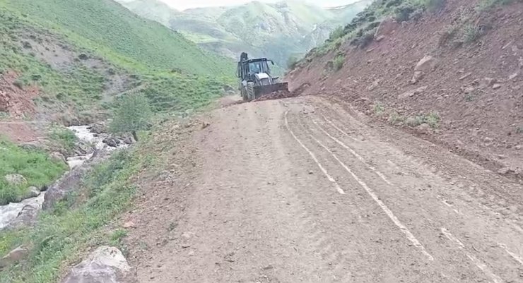 Yüksekova’nın köylerinin yol ve su kanalları yenileniyor