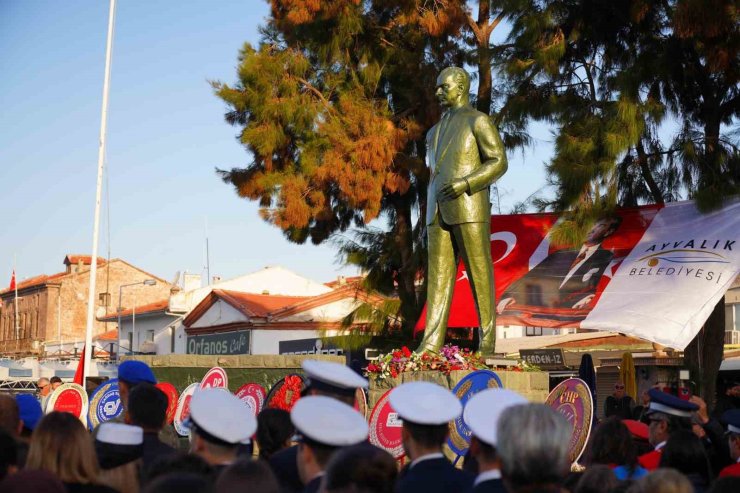 Ayvalık’ta Atatürk hüzünle anıldı