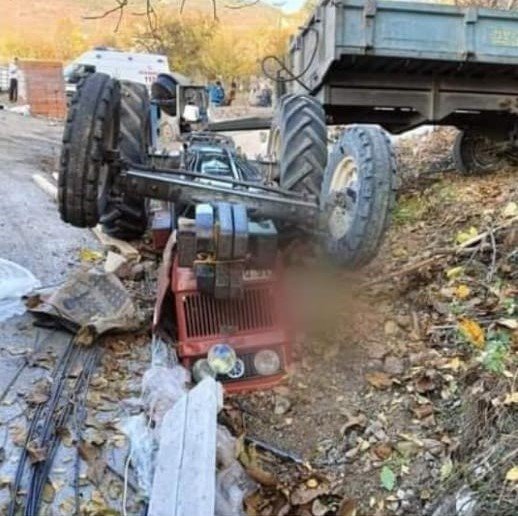 Devrilen traktörün altında kalan genç hayatını kaybetti