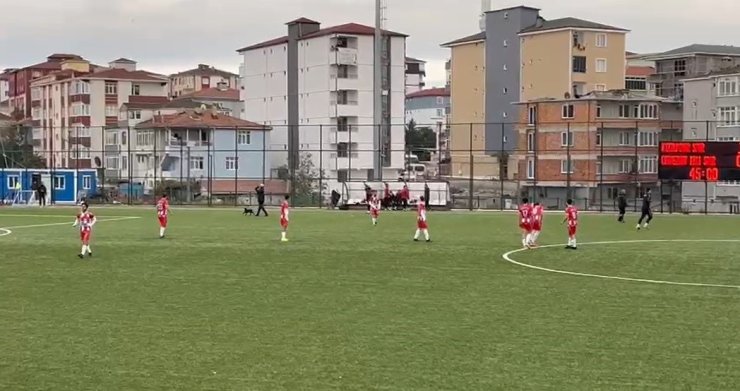 Sahanın sevimli ziyaretçisi futbolcuların antrenmanına ortak oldu