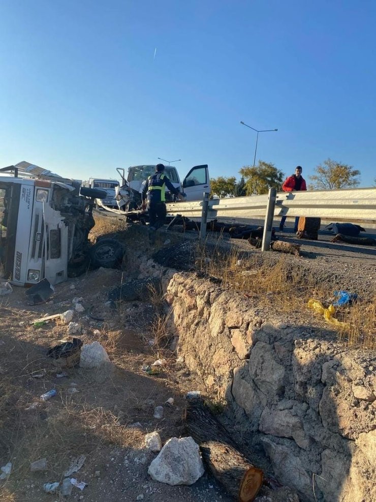 Elazığ’da minibüs ile kamyonet çarpıştı: 2 yaralı