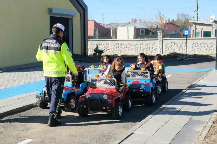 Ağrı’da çocuklar trafik kurallarını eğlenerek öğreniyor