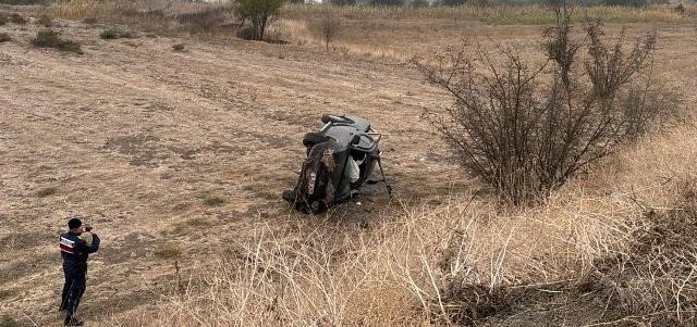 Otomobilin tarlaya uçtuğu kaza ucuz atlatıldı