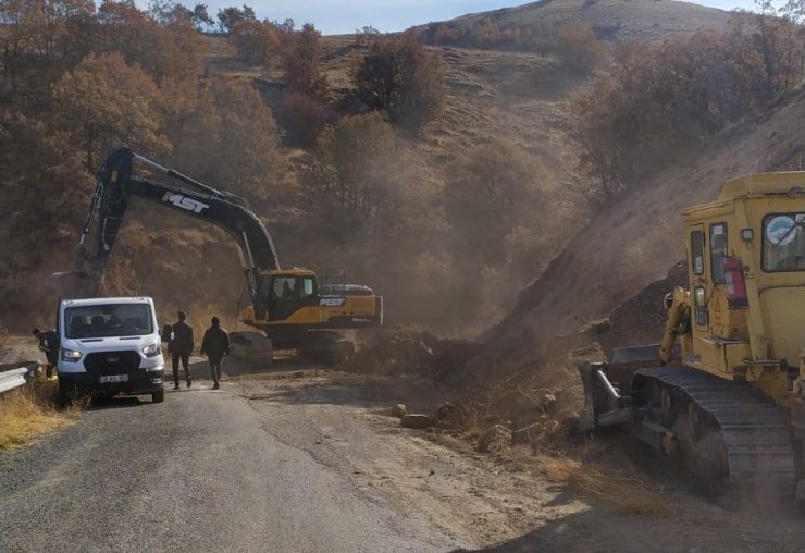 Bünyan’da yol çöktü