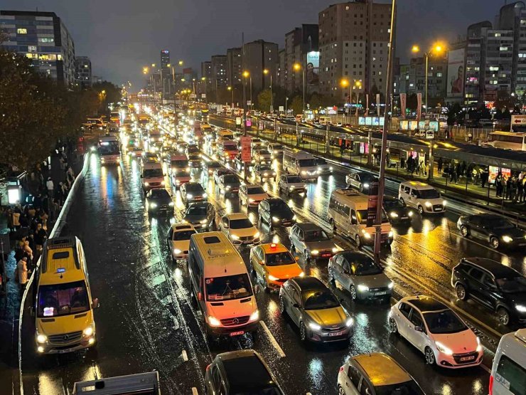 İstanbul’da haftanın son gününde trafik yüzde 90’a ulaştı