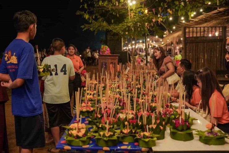 Tayland "Yüzen Fener Festivali" ile renklendi