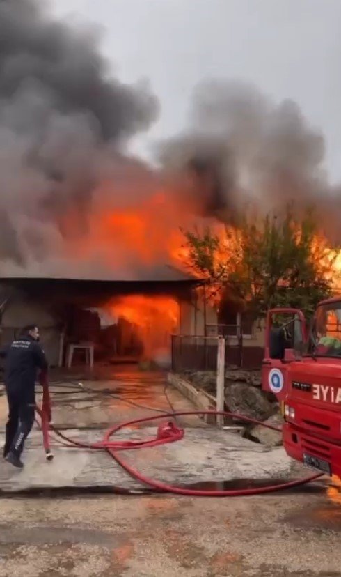 Kumluca’da gecekondu yangını