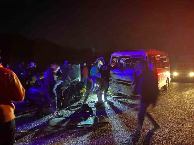 Otomobil ile servis aracı kafa kafaya çarpıştı: 1’i ağır 10 yaralı